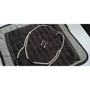 Necklace and earrings set.